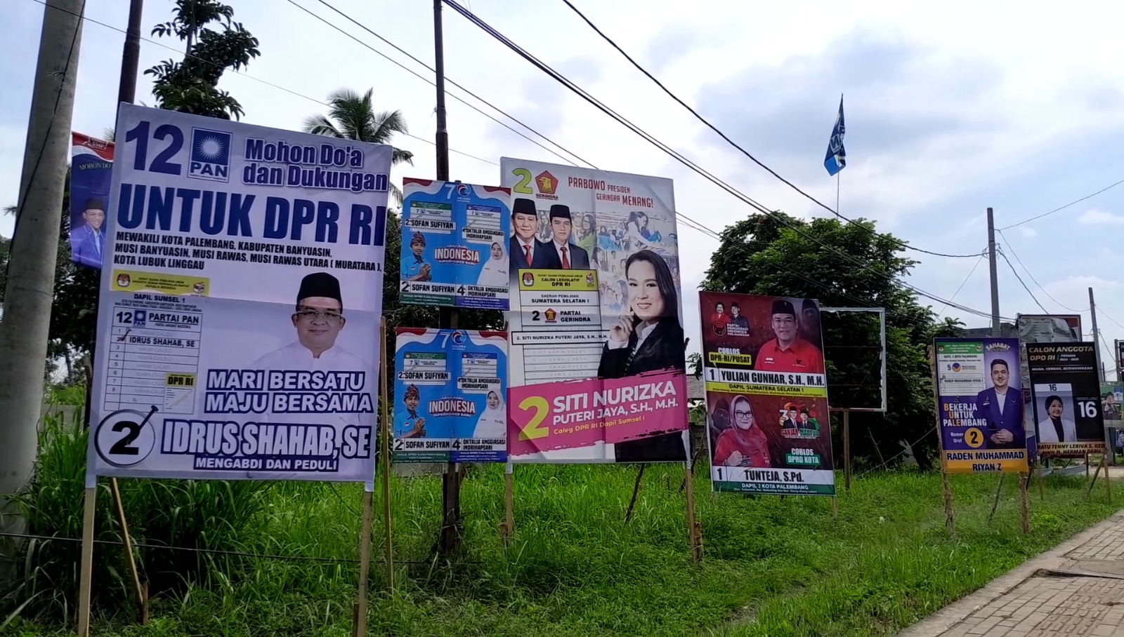 Satpol PP Kota Palembang Tertibkan APK yang Terpasang di Jalan Protokol Palembang 