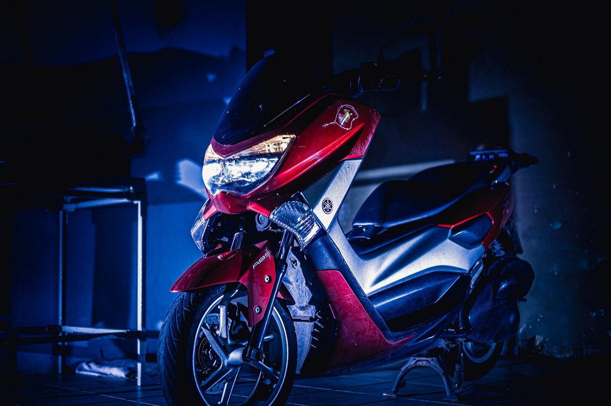 Motor NMAX Warna Merah Hitam, Tampil Sporty dan Elegan untuk Aktivitas Harian
