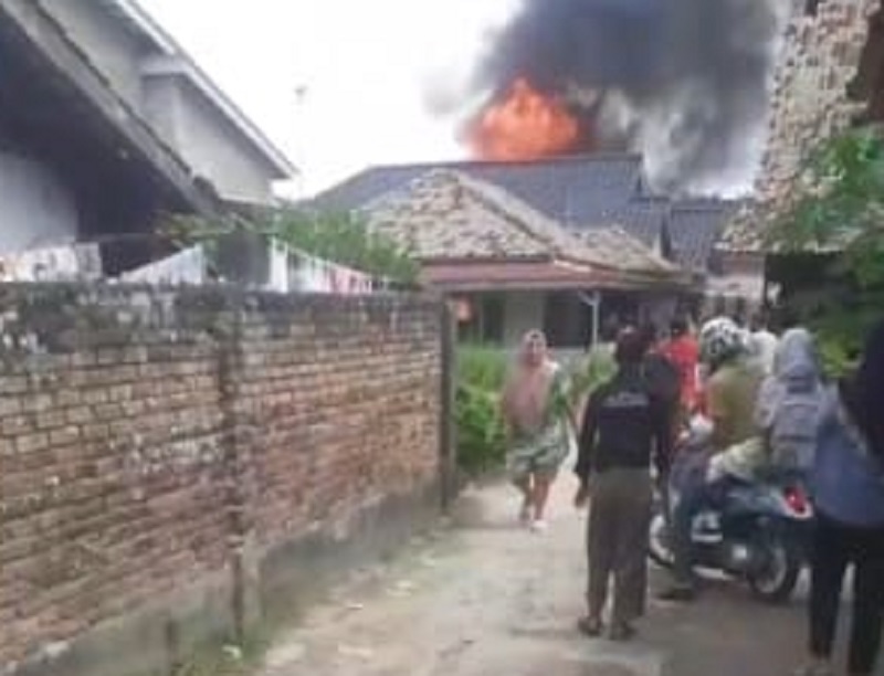 Diduga Korsleting Listrik, Satu Rumah di Kedaton Kayuagung Hangus Terbakar