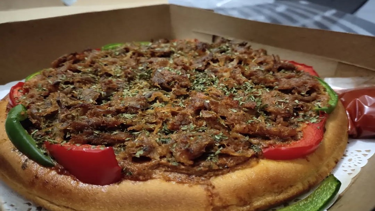 Pizza Rendang Teflon, Saat Padang Bertemu Italia di Atas Wajan