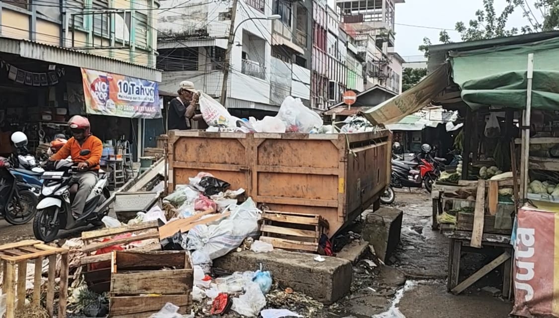 Aroma Tidak Sedap TPS Ganggu Kenyamanan Pasar Cinde Palembang