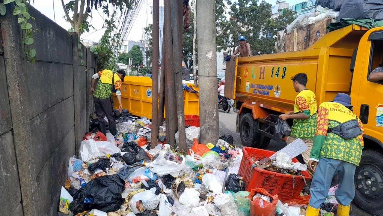 Sampah Menumpuk di Brigjen Hasan Kasim Palembang Sering Sebabkan Macet dan Ganggu Aktivitas