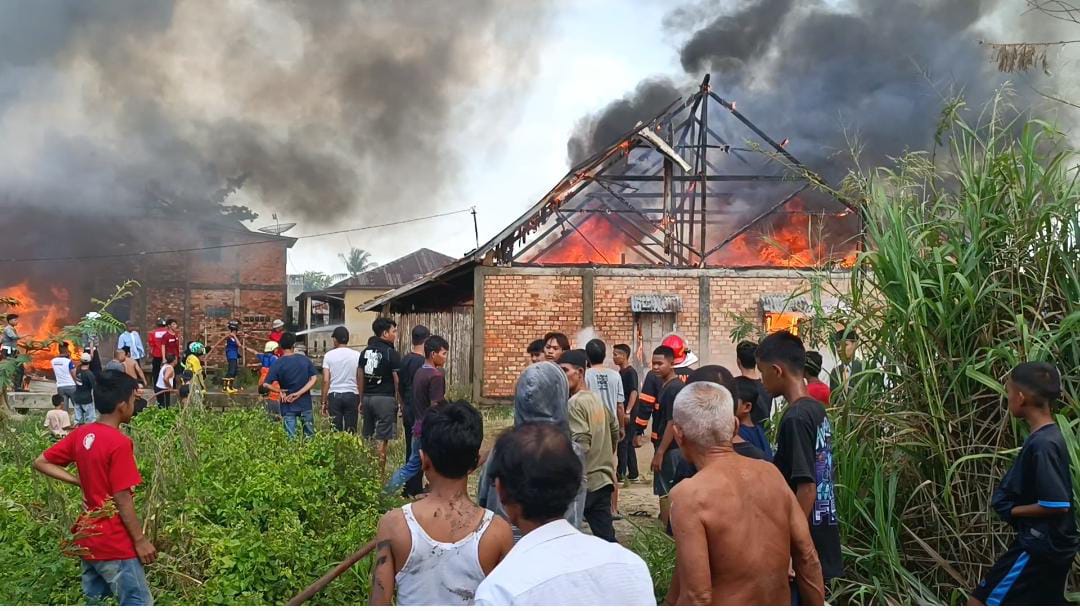 BREAKING NEWS! Kebakaran Terjadi di Kawasan Padat Penduduk di Kecamatan Seberang Ulu 1 Palembang