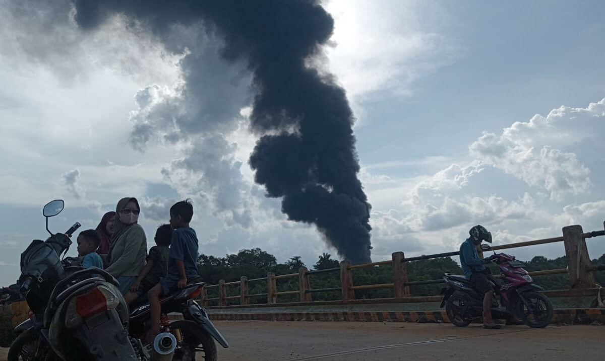 Belum Sempat Ditanggulangi, Sumur Minyak Illegal Drilling di Dusun Parung Muba Terbakar