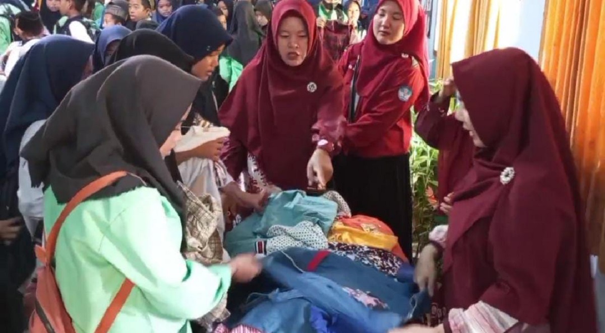  Siswa SMP Negeri 2 OKU Menggelar Bazar Pakai Gratis Untuk Siswa Kurang Mampu 
