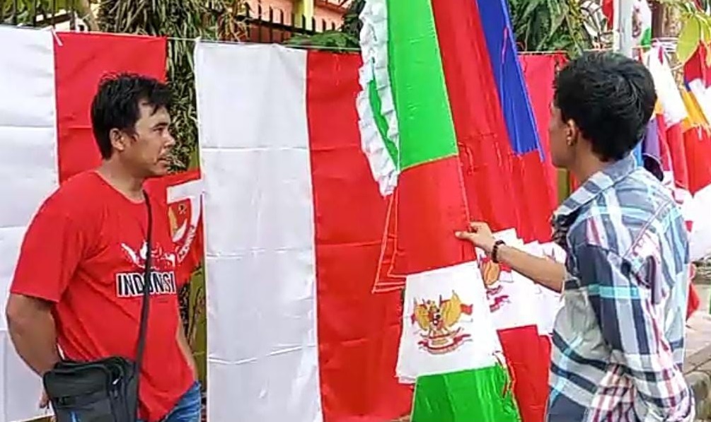 Dari Bandung ke Baturaja Gantungkan Rezeki dari Berjualan Bendera Merah Putih