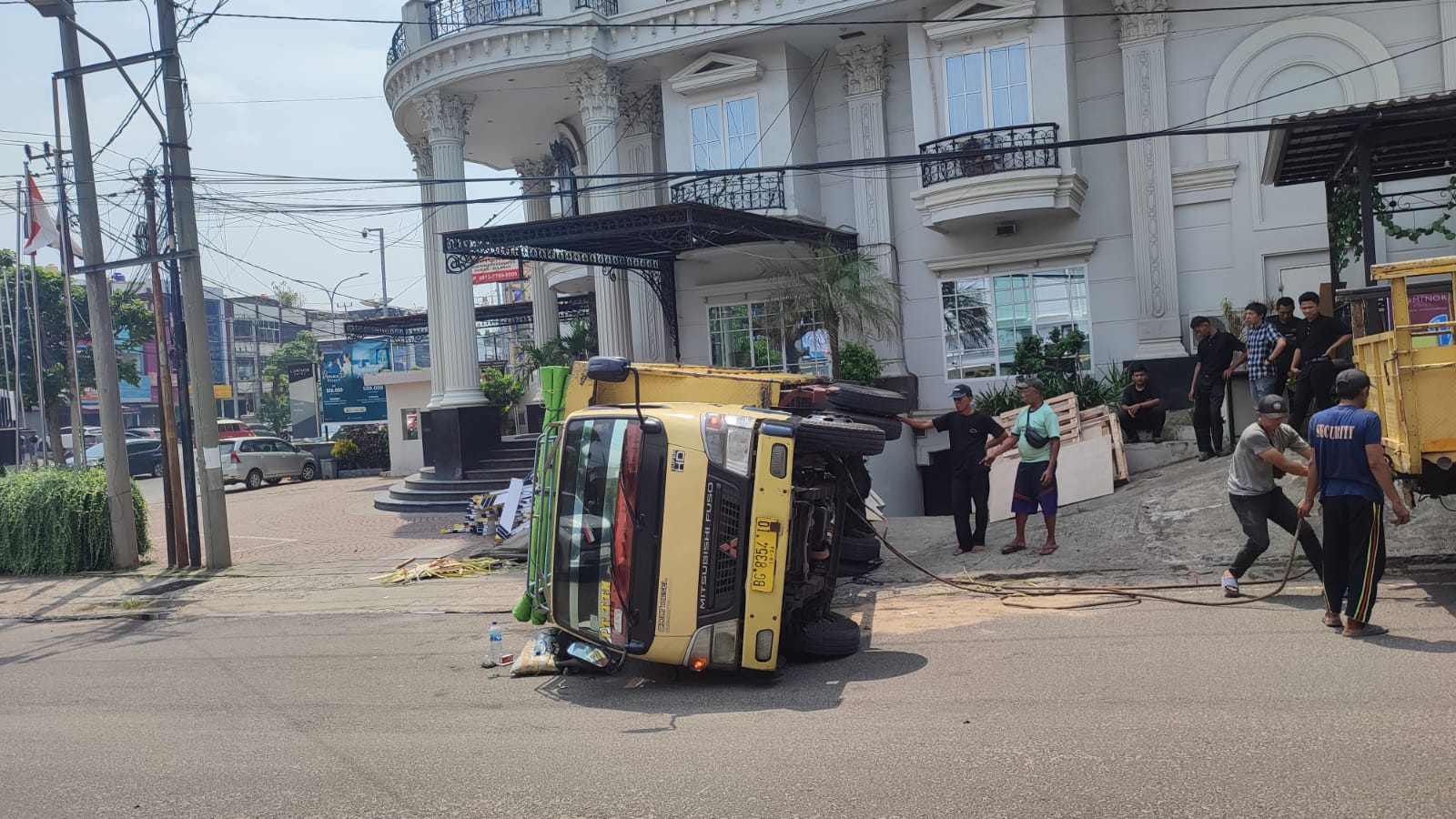 Truk Terguling di Samping Hotel Luminor