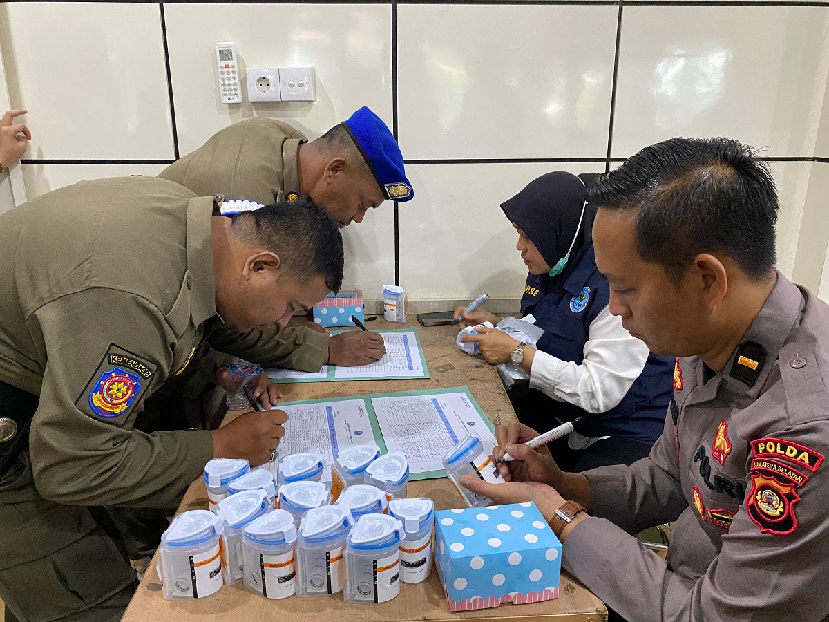 Kesbangpol Palembang Lakukan Tes Urine Bagi Ratusan Pegawai Satpol PP dan DLH