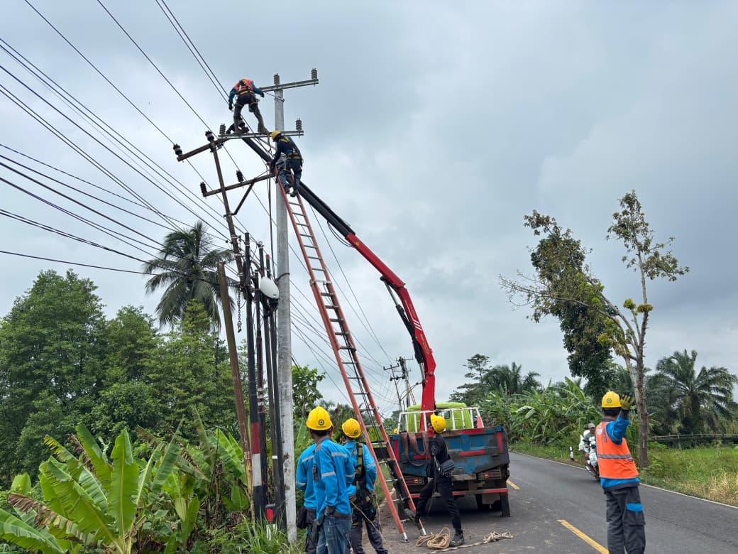 PLN Tuntaskan Perbaikan Tiang SUTM Akibat Badai di Desa Banding Anyar