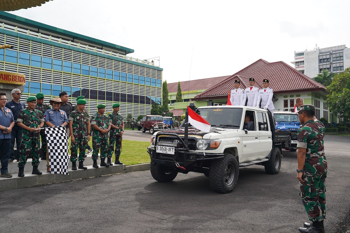Pangdam II/Sriwijaya, Lepas Tim Pembawa Bendera Merah Putih Menuju Pagar Alam Untuk Dikibarkan di Gunung Dempo