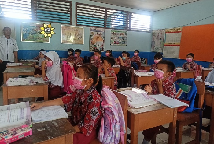 Peduli Kesehatan Anak Didik, Kepala SD Negeri 88 Palembang Bagikan Masker Sikapi Kabut Asap