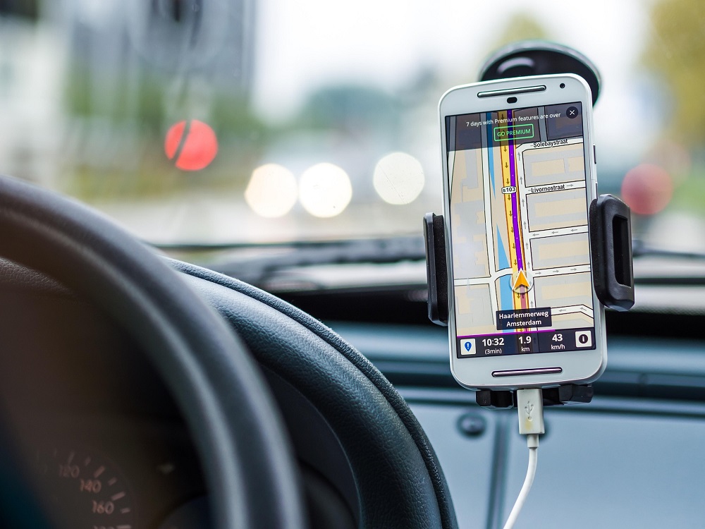 Maps di Dalam Mobil 2026 Masih Pakai Ponsel, Ini Hal yang Perlu Diperhatikan