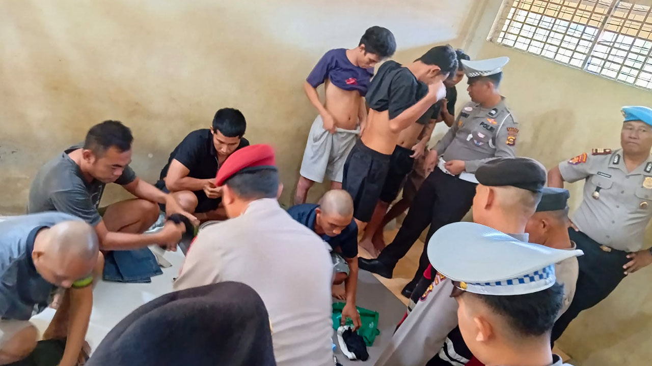 Polres Ogan Ilir Razia Ruang Tahanan Cari Barang Terlarang
