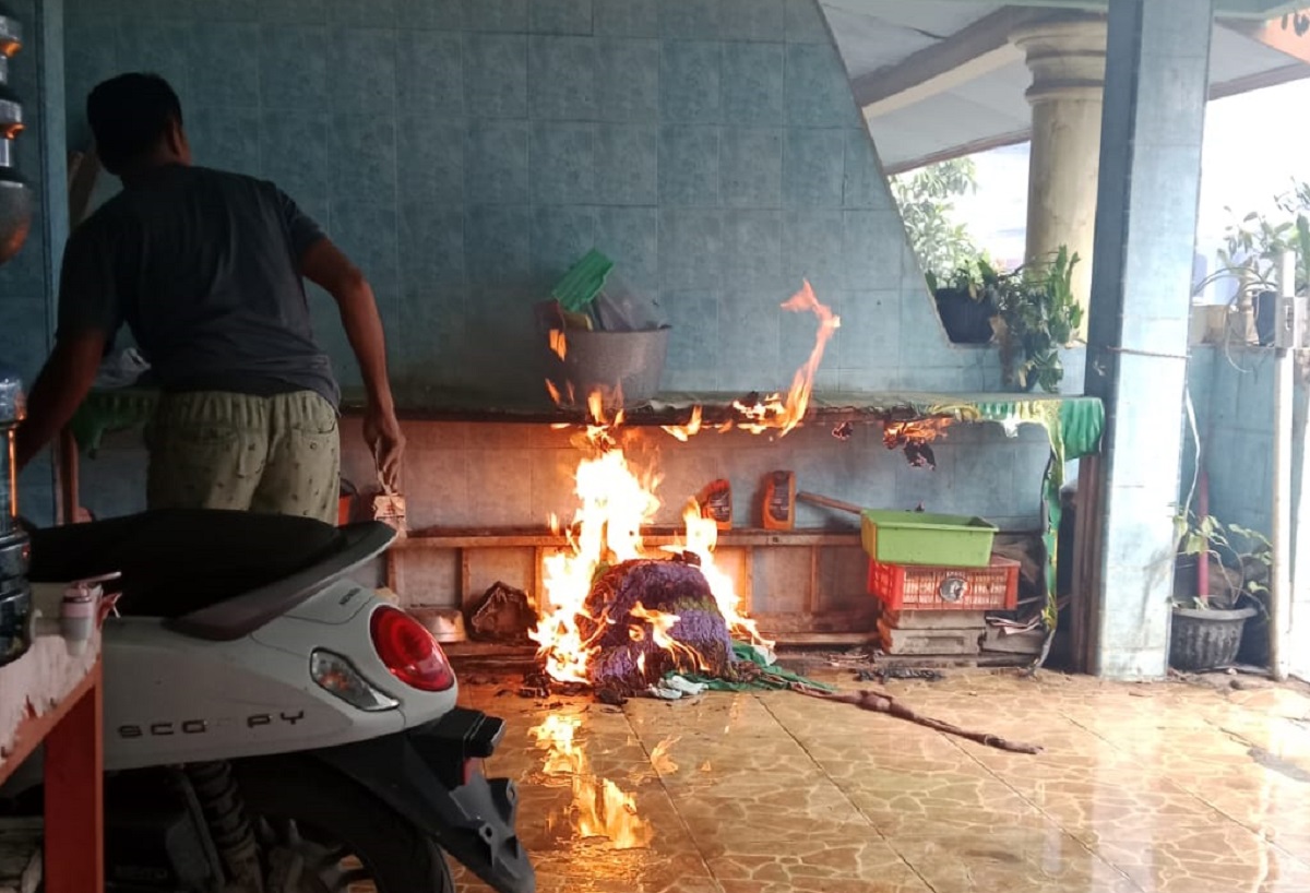 Tiba-tiba Selang Gas Bocor saat Masak, Rumah Warga di Palembang Terbakar