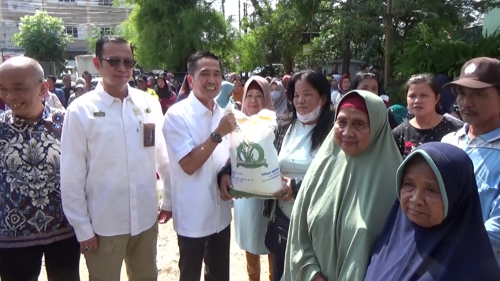PJ Walikota Palembang Ratu Dewa Tinjau Langsung Penyaluran Bantuan Beras Presiden 