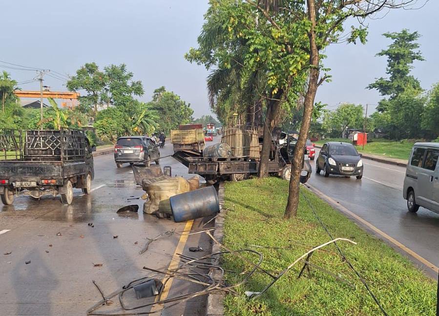 Mobil Pembawa Minyak Hantam Belakang Truk Hingga Penumpang Tewas