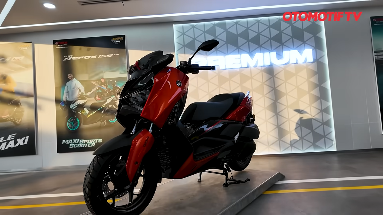 Penampakan Yamaha XMAX 2025 Tipe Luxury Red di Jalanan