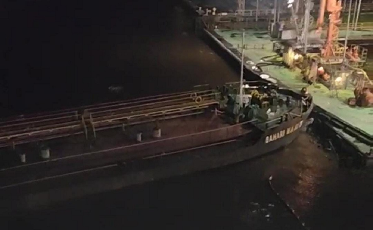 Hilang Kendali, SPOB Bahari Maju II Tabrak Kapal Tanker di Dermaga PT Pertamina Plaju