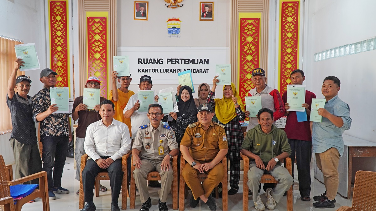 Kantah Kota Palembang Serahkan Sertipikat Program PTSL di Kelurahan Plaju Darat