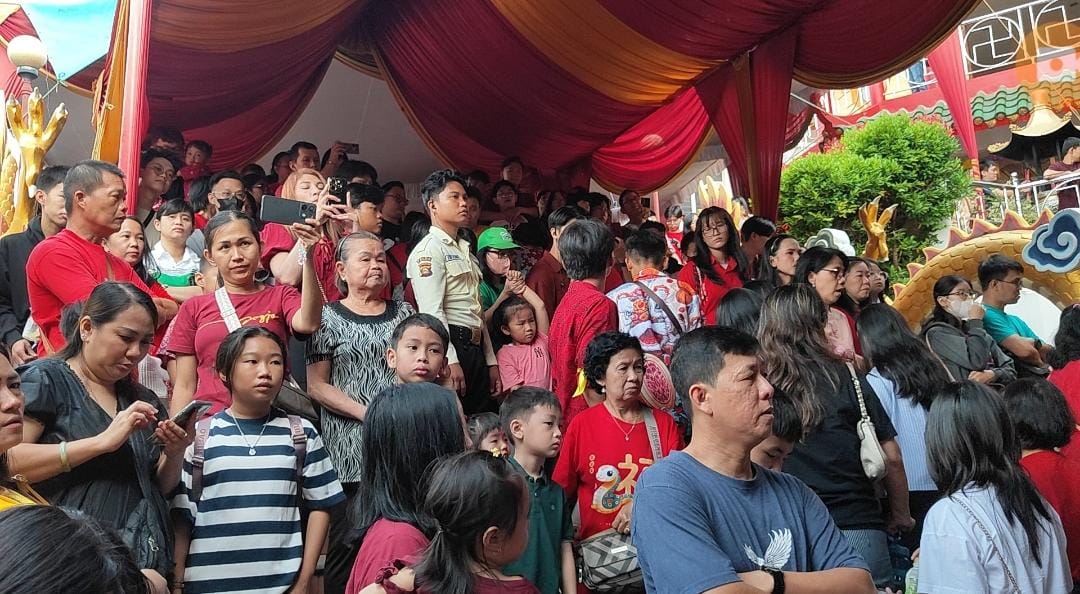 Meriah Perayaan Imlek di Vihara Dharmakirti Dihadiri Ratusan Umat Buddha.