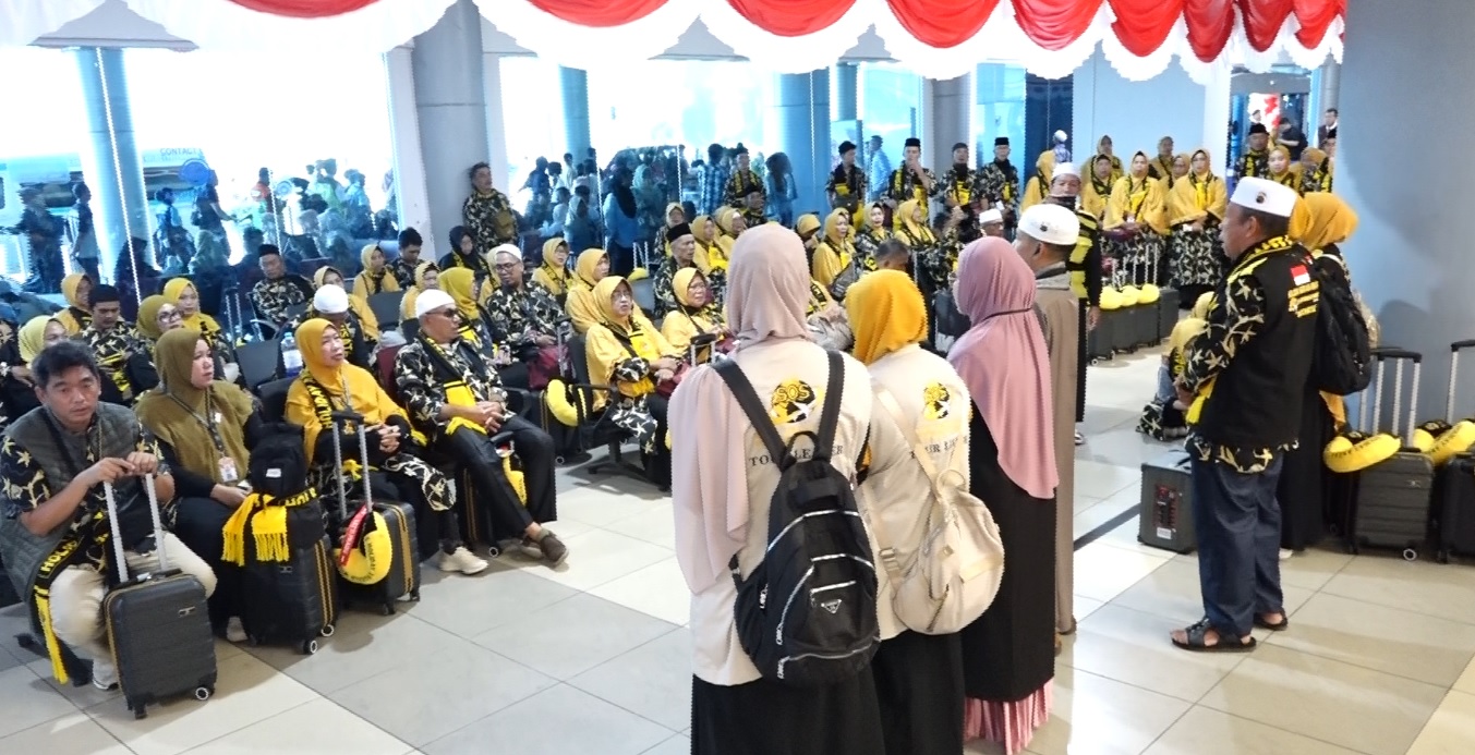 Holiday Angkasa Wisata Berangkatkan 140 Jemaah Umroh dengan Garuda Indonesia