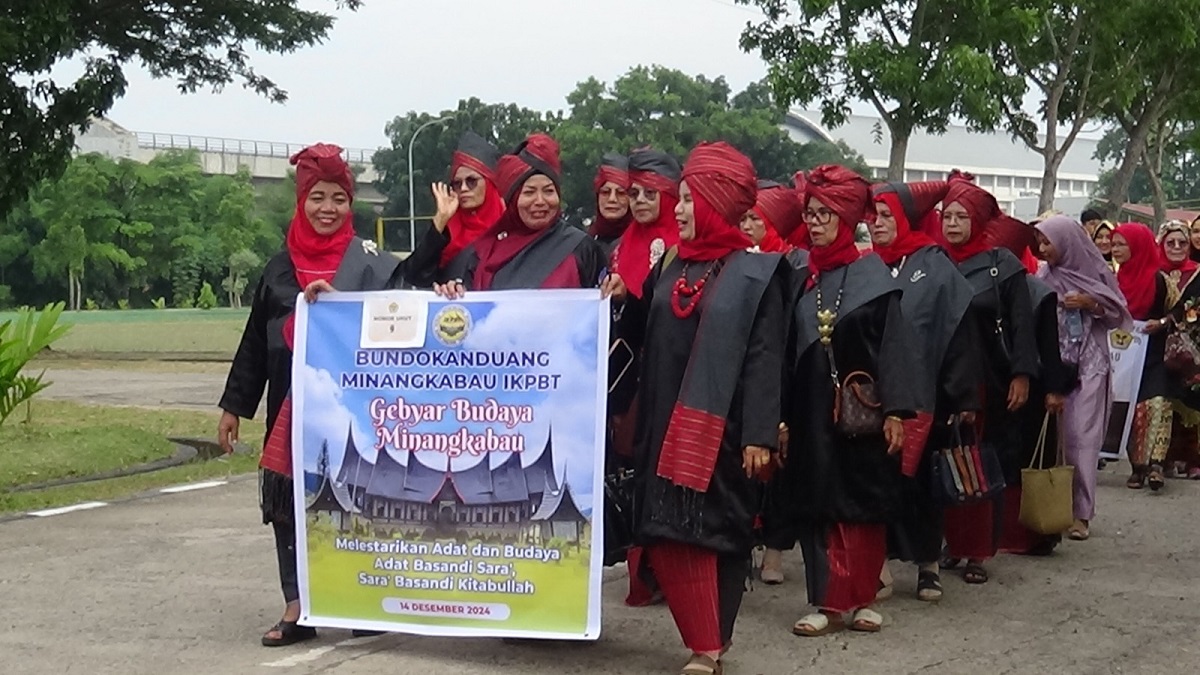 Bundo Kanduang IKPBT Palembang Kenalkan Budaya Minangkabau Melalui Pawai Pakaian Adat