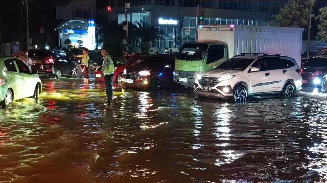 Hujan Deras, Simpang Empat Polda Sumsel Banjir dan Macet 