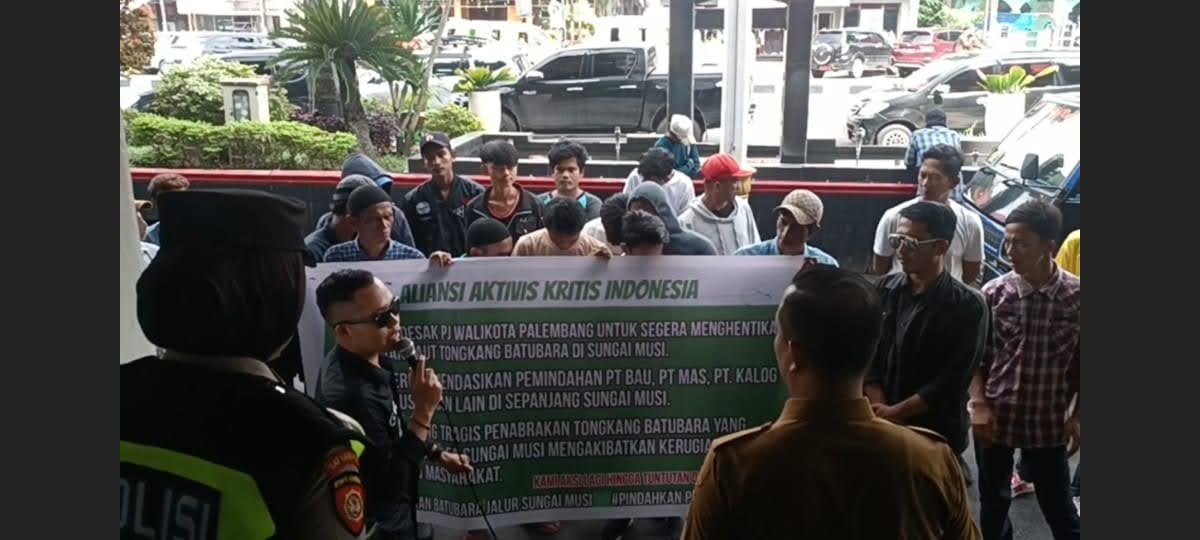 Buntut Tongkang Batu Bara Seruduk Dermaga 7 Ulu, Massa Geruduk Kantor Walikota Palembang 