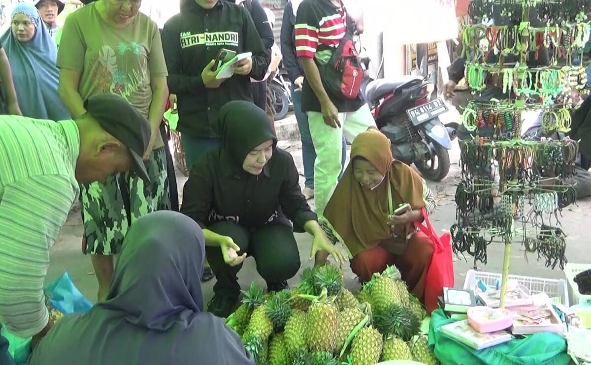 Fitrianti Agustinda Sapa Pedagang Hingga Borong Dagangan untuk Masyarakat Perumahan Talang Kelapa