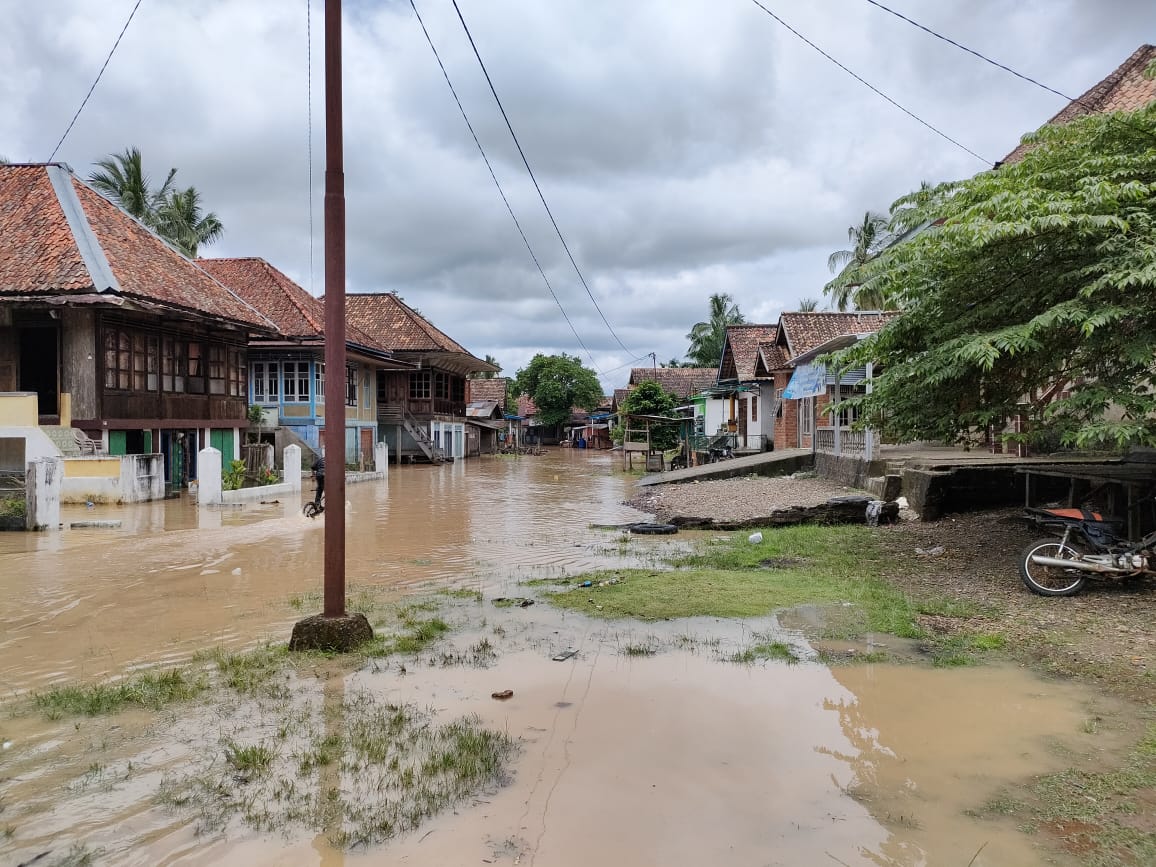 Jalan Lintas Sekayu Lubuk Linggau Terendam Banjir dan Tidak Bisa Dilalui 