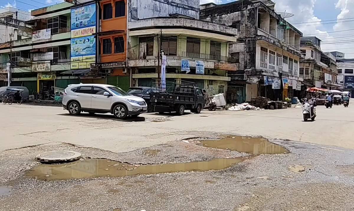 Miris! Jalan Sayangan 17 Ilir Berlubang dan Rusak Parah Tak Kunjung Diperbaiki