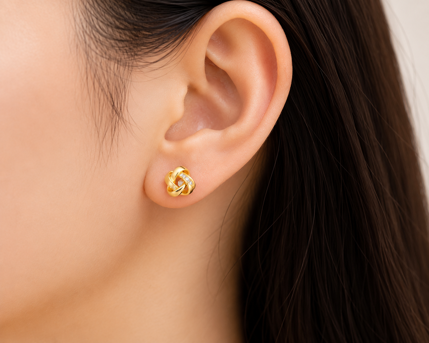 Inspirasi Anting Emas Stud Modern untuk Tampil Anggun di Segala Kesempatan