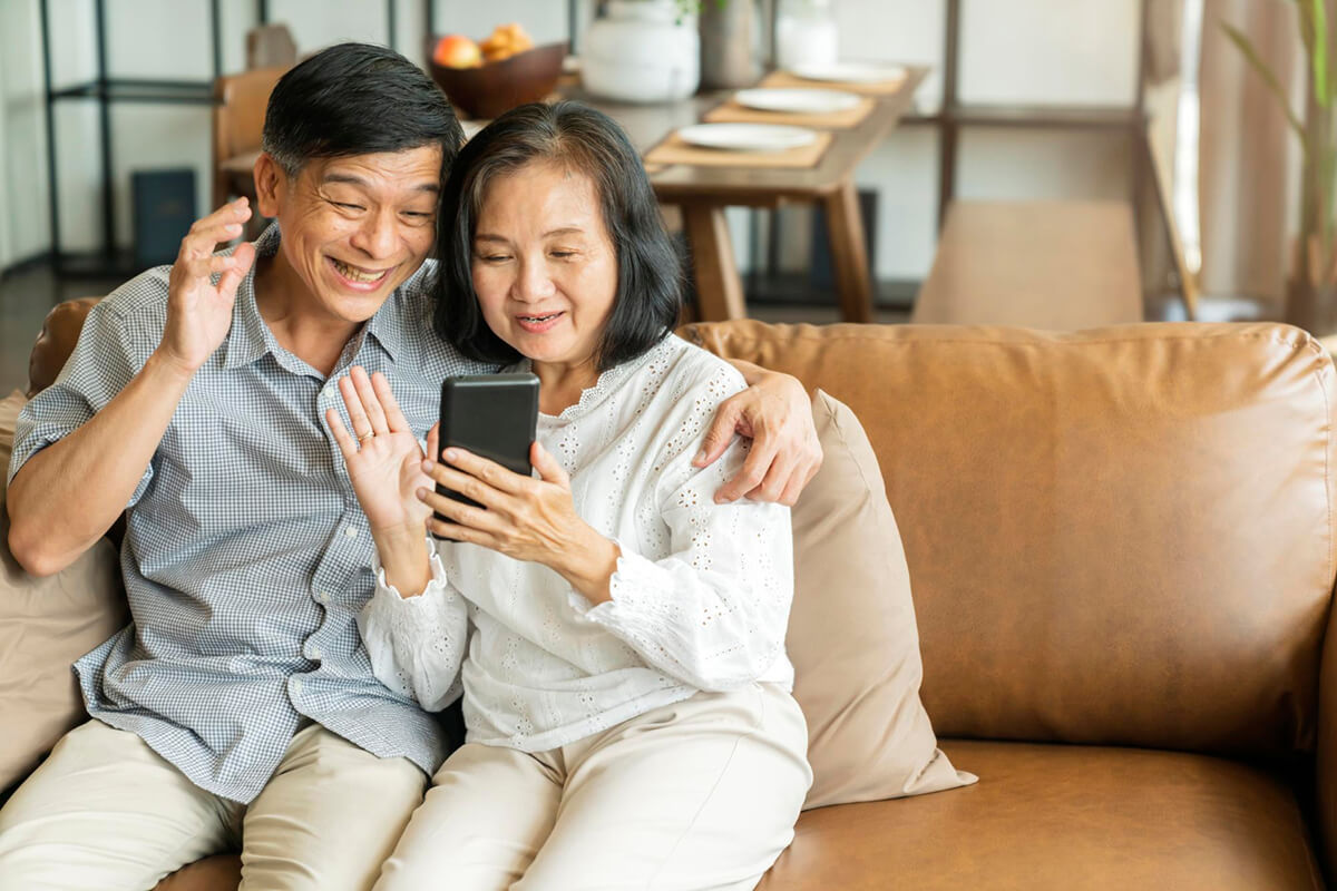 5 Tips Jitu Dalam Memilih Smartphone Untuk Orang Tua!
