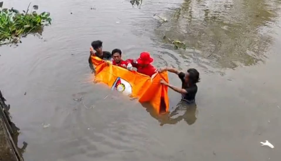 Mayat Pria Tanpa Identitas Ditemukan Mengapung di Anak Sungai Kawasan Venue Bowling Jakabaring