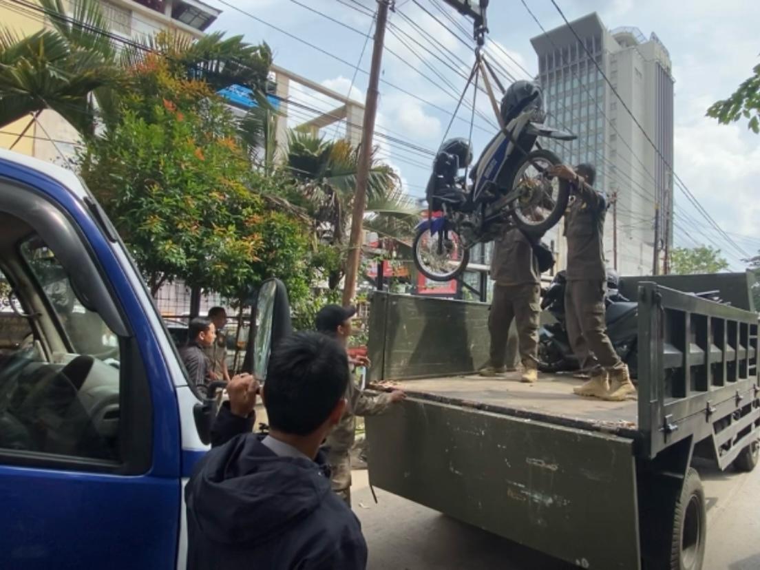 Buntut Aksi Kekerasan di Jalan Angkatan 45, Petugas Gabungan Tertibkan Parkir Liar 