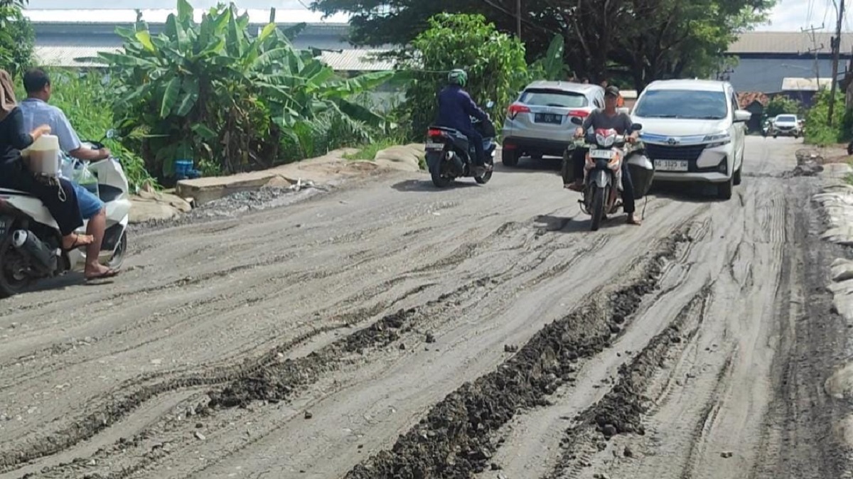 Jalan Lettu Karim Kadir Palembang Ditimbun Agregat, Warga Keluhkan Kerusakan Kembali