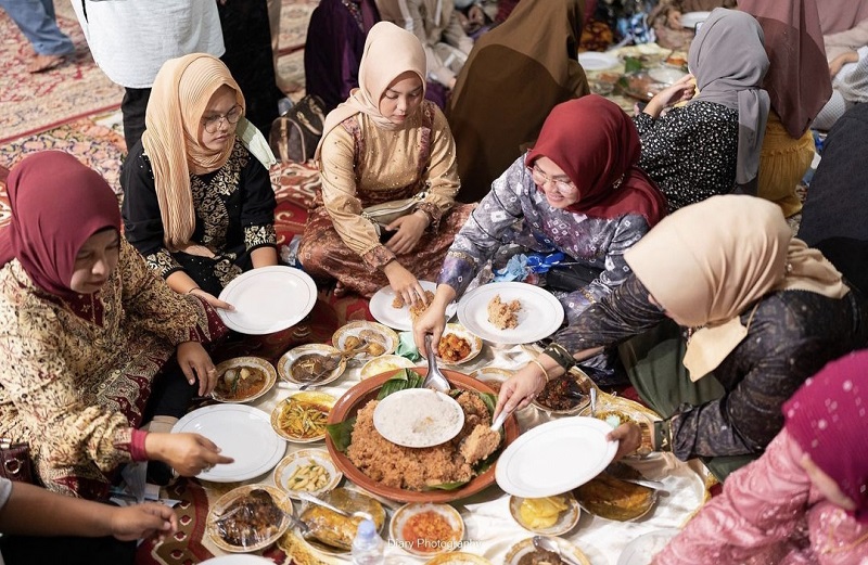 Tradisi Makan Ala Palembang Yang Hampir Punah, Ngidang-Ngobeng Budaya Makan Lesehan Bersama Ketika Hajatan