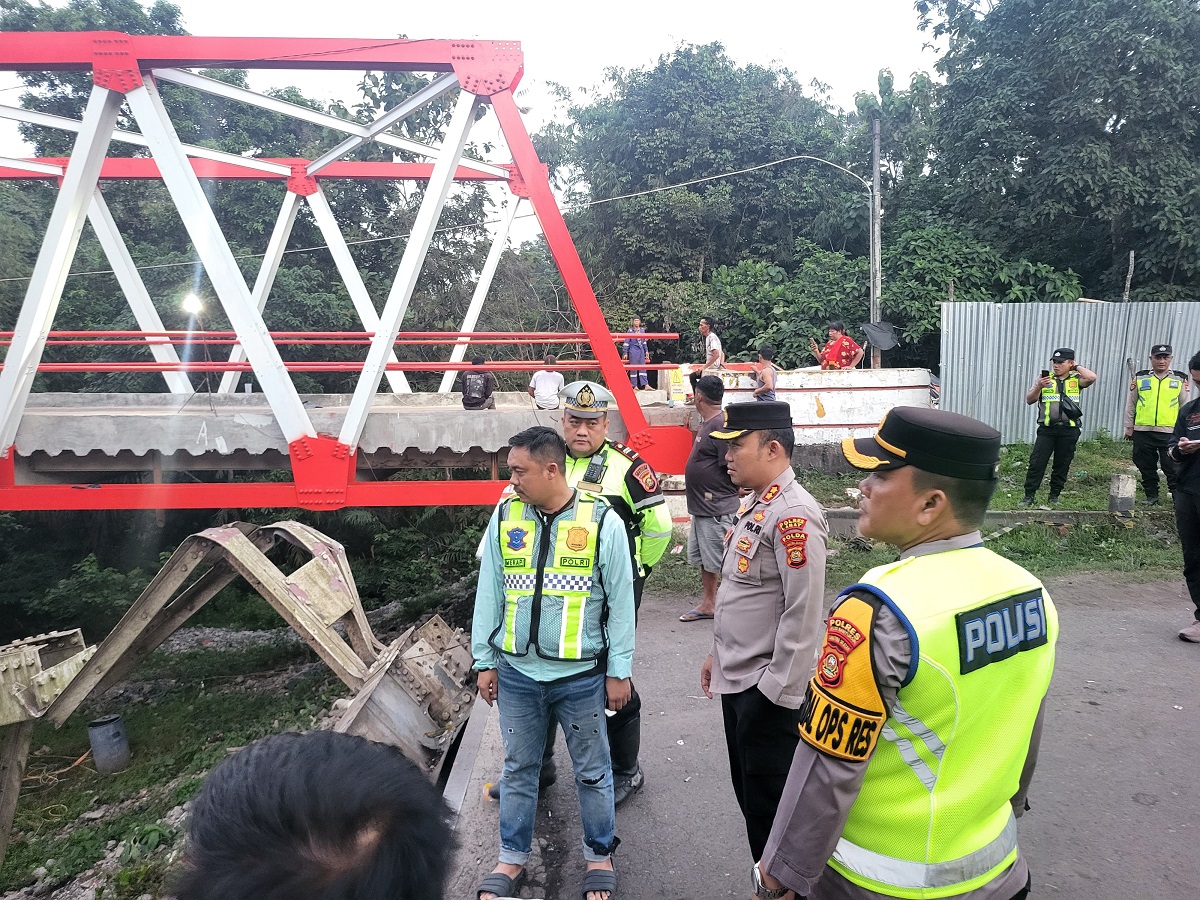 Jembatan Penghubung Lahat-Muara Enim Patah, 4 Truk Batubara Terjebak