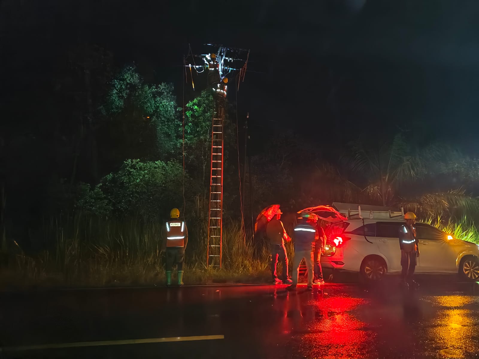 PLN Gerak Cepat Pulihkan Jaringan Terdampak Badai di Lempuing Jaya, Pasokan Listrik Kembali Normal