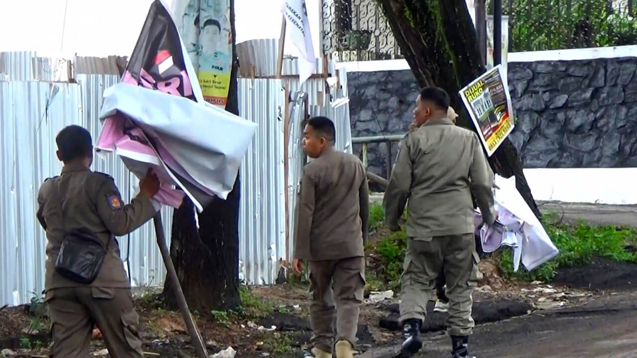 Satpol PP Palembang Tertibkan APK Paslon Kepala Daerah di Hari Pertama Masa Tenang