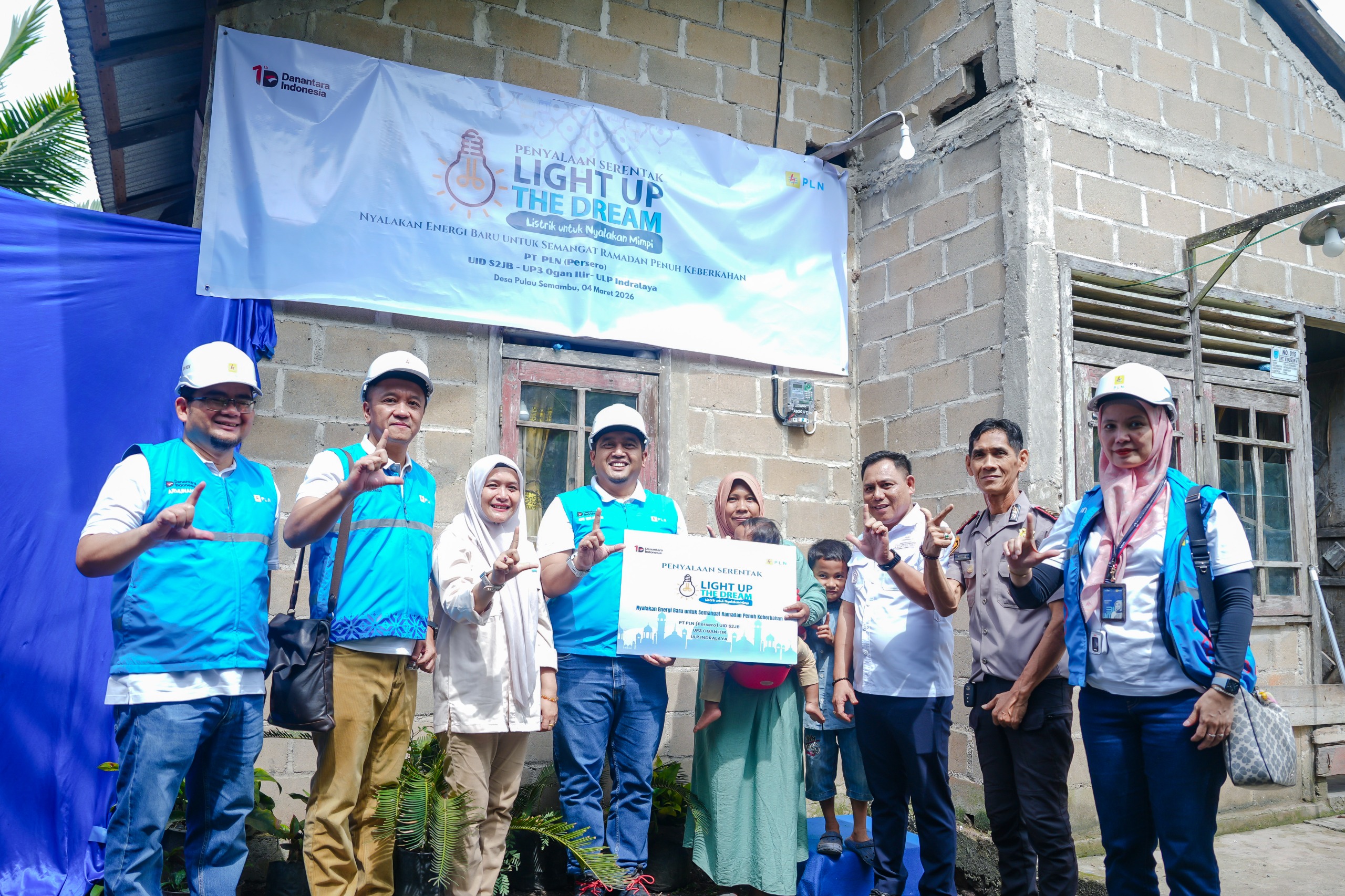 PLN UID S2JB Kembali Nyalakan 136 Sambungan Listrik Gratis Melalui Program Light Up The Dream