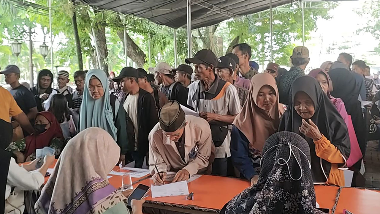 Hari Terakhir BLT Kesra, Ribuan Warga Padati Kantor Pos Jalan Merdeka Palembang