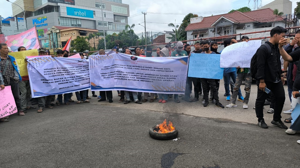 Puluhan Massa Gelar Aksi Damai di Polda Sumsel Tuntut Pembebasan Nenek Ernaini