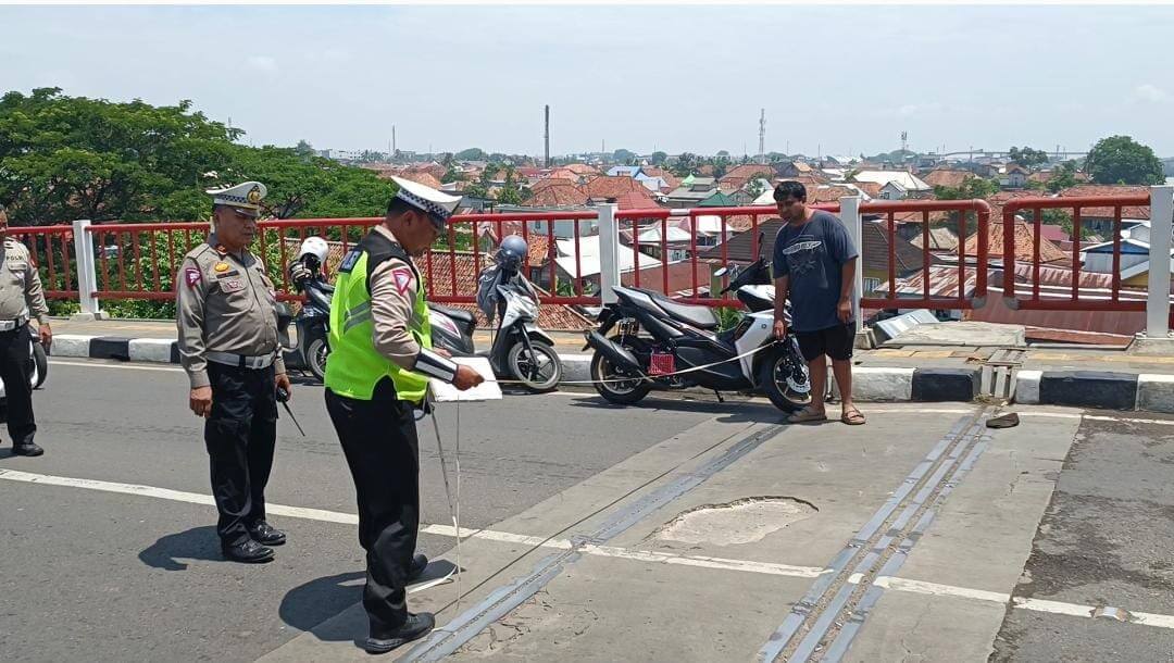 Pelajar SMK Berboncengan 3 Ditabrak Mobil di Jembatan Musi 6 Palembang