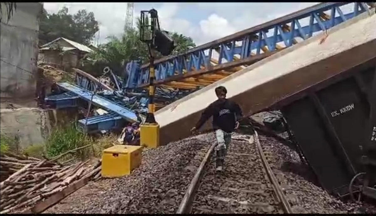 Babaranjang Tertimpa Girder Pembangunan Fly Over Bantaian, Jalur Kereta Api Lumpuh Total, 3 Orang  Korban