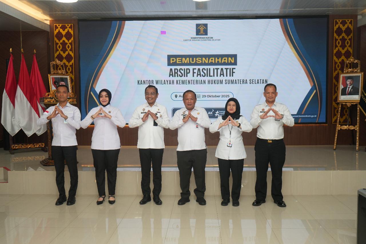 Wujud Tertib Administrasi, Kemenkum Sumsel Musnahkan 1.335 Arsip Fasilitatif