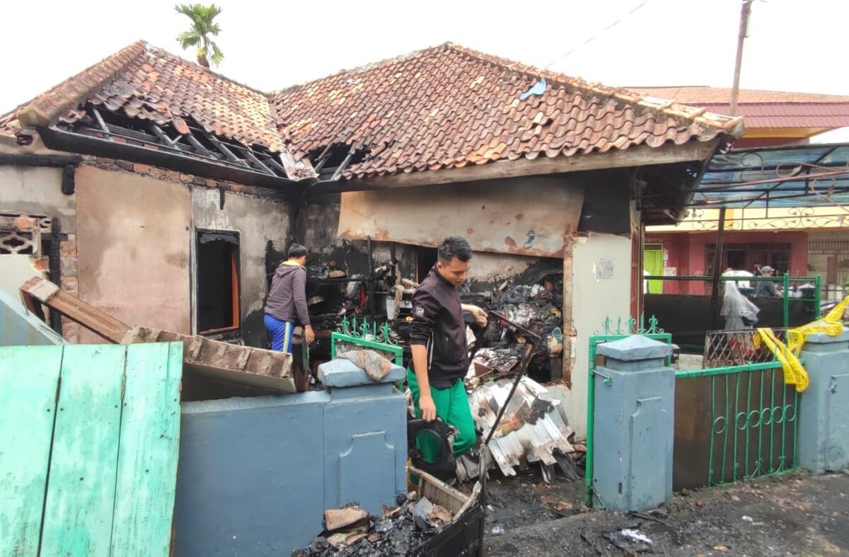 Diduga Mengalami Korsleting Listrik, Sebagian Rumah di Jalan Talang Kerangga Palembang Hangus Dilahap Api