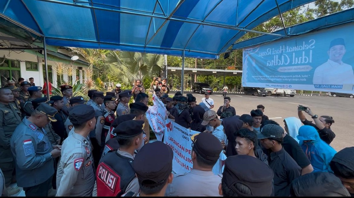 Aliansi Pemuda PALI Gelar Aksi Demo di Halaman Kantor Bupati