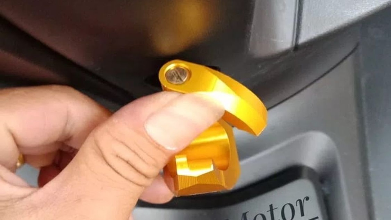 Bawa Barang Lebih Aman, Ini 7 Gantungan Barang Andalan di Motor