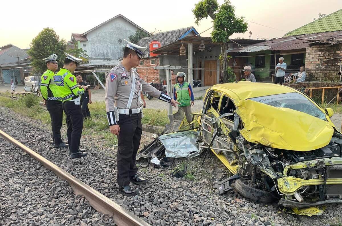 Tak Perhatikan Ada Kereta Api Babaranjang Melintas, Daihatsu Ayla Ringsek di Jalan AK Gani Muara Enim